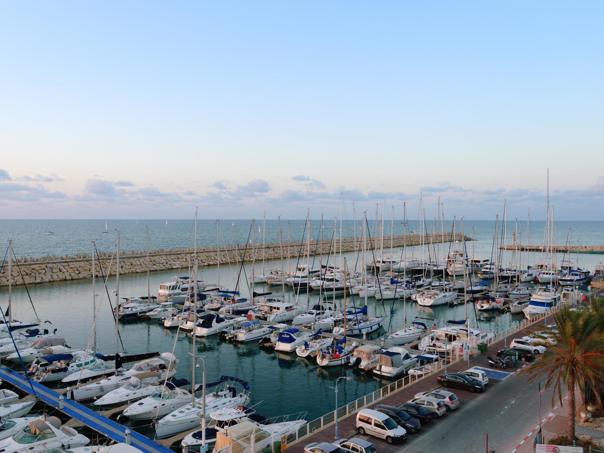 Herods Herzliya Hotel By The Beach Exterior photo