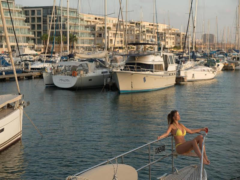 Herods Herzliya Hotel By The Beach Exterior photo
