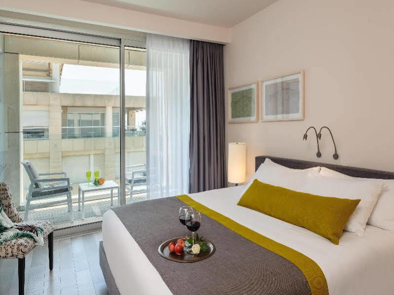 Herods Herzliya Hotel By The Beach Exterior photo
